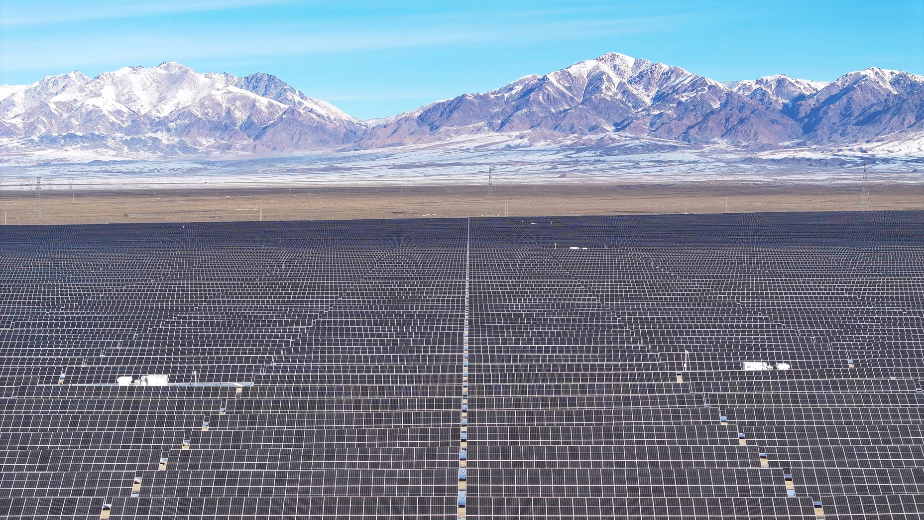An aerial photo, taken on January 6, 2025, shows a partial view of the Shichengzi photovoltaic-power station in Hami, in China’s Xinjiang Uyghur Autonomous Region. Images via: Feng Yang / Xinhua / Getty